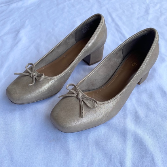 Clarks Artisan Gold Suede Bow Block Heel 9.5 - Picture 1 of 8